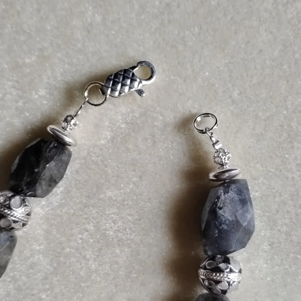 HAND CRAFTED LABRADORITE AND ENAMEL BEADS BRACELET - Picture 5 of 7